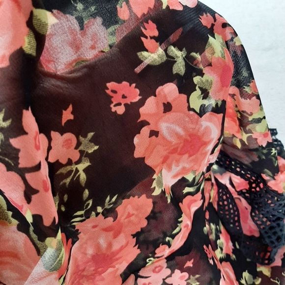 Live 4 Truth Floral Crop Top Size M - Picture 8 of 8